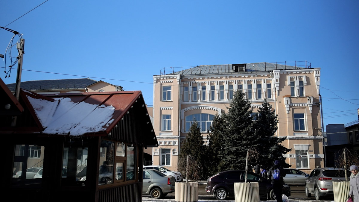 Что вы знаете о Юрьеве-Польском? Наверняка большинство вспомнит белокаменный Георгиевский собор, где туристы ищут рельеф со слоном. Другие — памятник князю Долгорукому около земляных валов. А что, если прогуляться по купеческим улочкам? В городе немало строений, возведенных на средства промышленников и фабрикантов. Сначала зайдем в музей, а затем поищем интересные здания в центре!