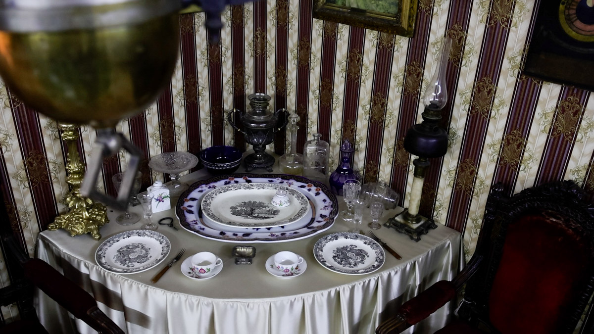 Что вы знаете о Юрьеве-Польском? Наверняка большинство вспомнит белокаменный Георгиевский собор, где туристы ищут рельеф со слоном. Другие — памятник князю Долгорукому около земляных валов. А что, если прогуляться по купеческим улочкам? В городе немало строений, возведенных на средства промышленников и фабрикантов. Сначала зайдем в музей, а затем поищем интересные здания в центре!