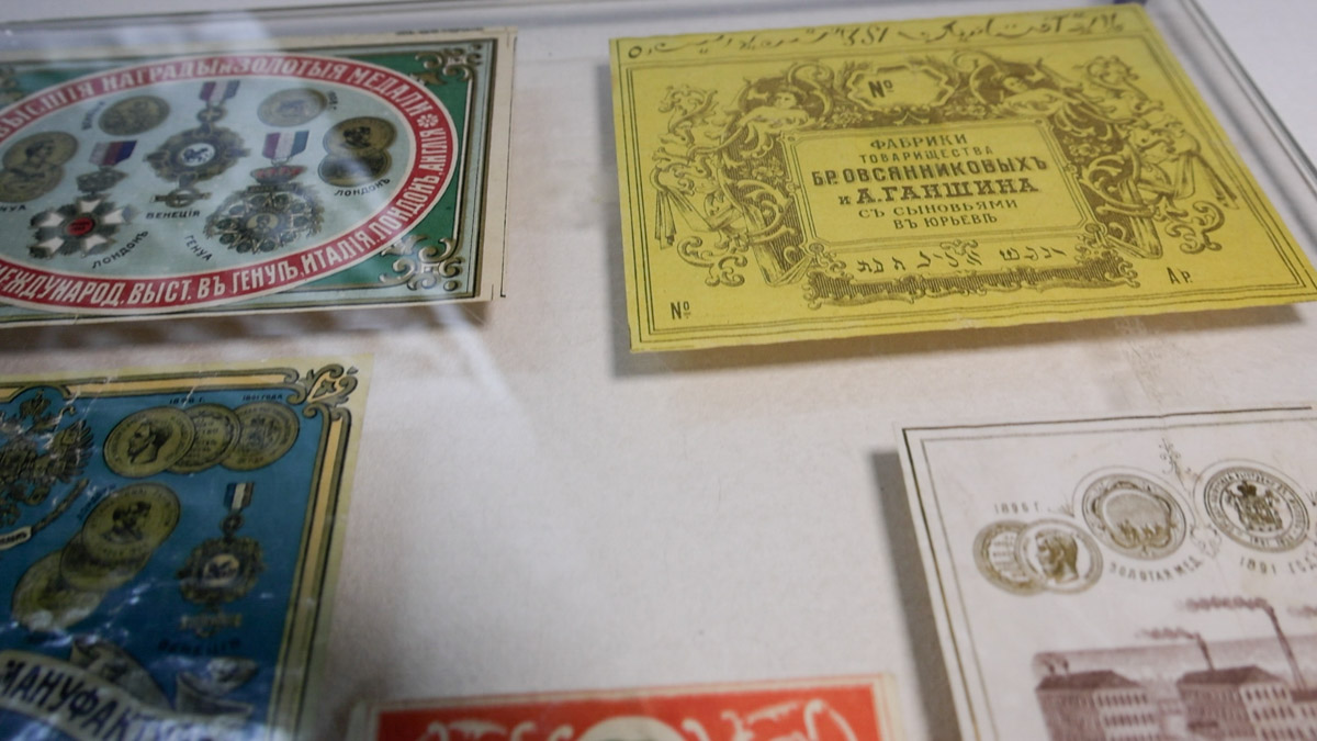 Что вы знаете о Юрьеве-Польском? Наверняка большинство вспомнит белокаменный Георгиевский собор, где туристы ищут рельеф со слоном. Другие — памятник князю Долгорукому около земляных валов. А что, если прогуляться по купеческим улочкам? В городе немало строений, возведенных на средства промышленников и фабрикантов. Сначала зайдем в музей, а затем поищем интересные здания в центре!