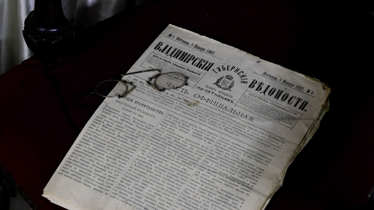 Что вы знаете о Юрьеве-Польском? Наверняка большинство вспомнит белокаменный Георгиевский собор, где туристы ищут рельеф со слоном. Другие — памятник князю Долгорукому около земляных валов. А что, если прогуляться по купеческим улочкам? В городе немало строений, возведенных на средства промышленников и фабрикантов. Сначала зайдем в музей, а затем поищем интересные здания в центре!