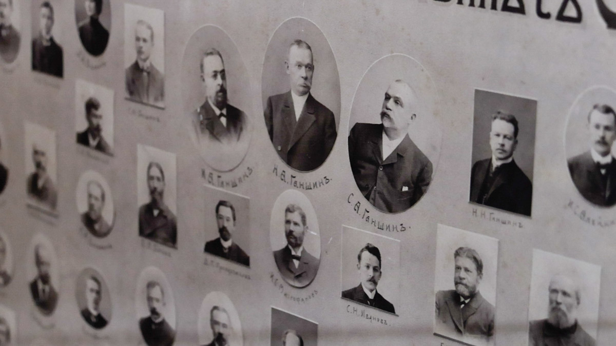 Что вы знаете о Юрьеве-Польском? Наверняка большинство вспомнит белокаменный Георгиевский собор, где туристы ищут рельеф со слоном. Другие — памятник князю Долгорукому около земляных валов. А что, если прогуляться по купеческим улочкам? В городе немало строений, возведенных на средства промышленников и фабрикантов. Сначала зайдем в музей, а затем поищем интересные здания в центре!