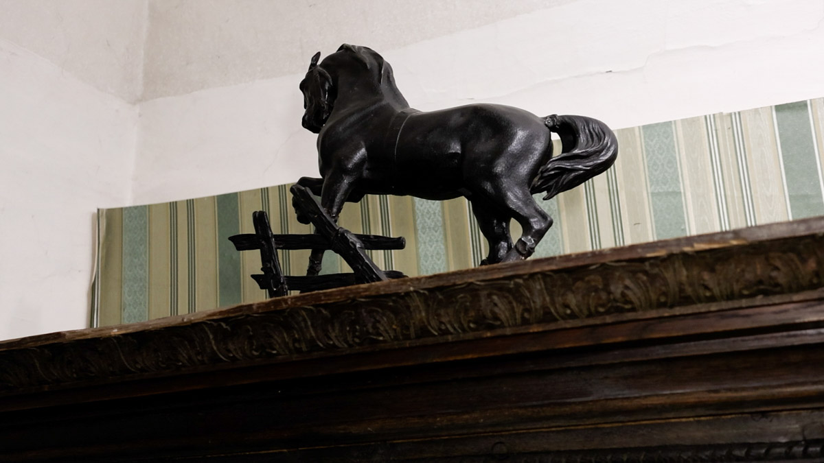 Что вы знаете о Юрьеве-Польском? Наверняка большинство вспомнит белокаменный Георгиевский собор, где туристы ищут рельеф со слоном. Другие — памятник князю Долгорукому около земляных валов. А что, если прогуляться по купеческим улочкам? В городе немало строений, возведенных на средства промышленников и фабрикантов. Сначала зайдем в музей, а затем поищем интересные здания в центре!