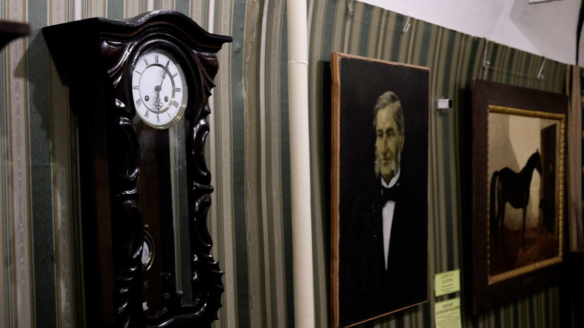 Что вы знаете о Юрьеве-Польском? Наверняка большинство вспомнит белокаменный Георгиевский собор, где туристы ищут рельеф со слоном. Другие — памятник князю Долгорукому около земляных валов. А что, если прогуляться по купеческим улочкам? В городе немало строений, возведенных на средства промышленников и фабрикантов. Сначала зайдем в музей, а затем поищем интересные здания в центре!