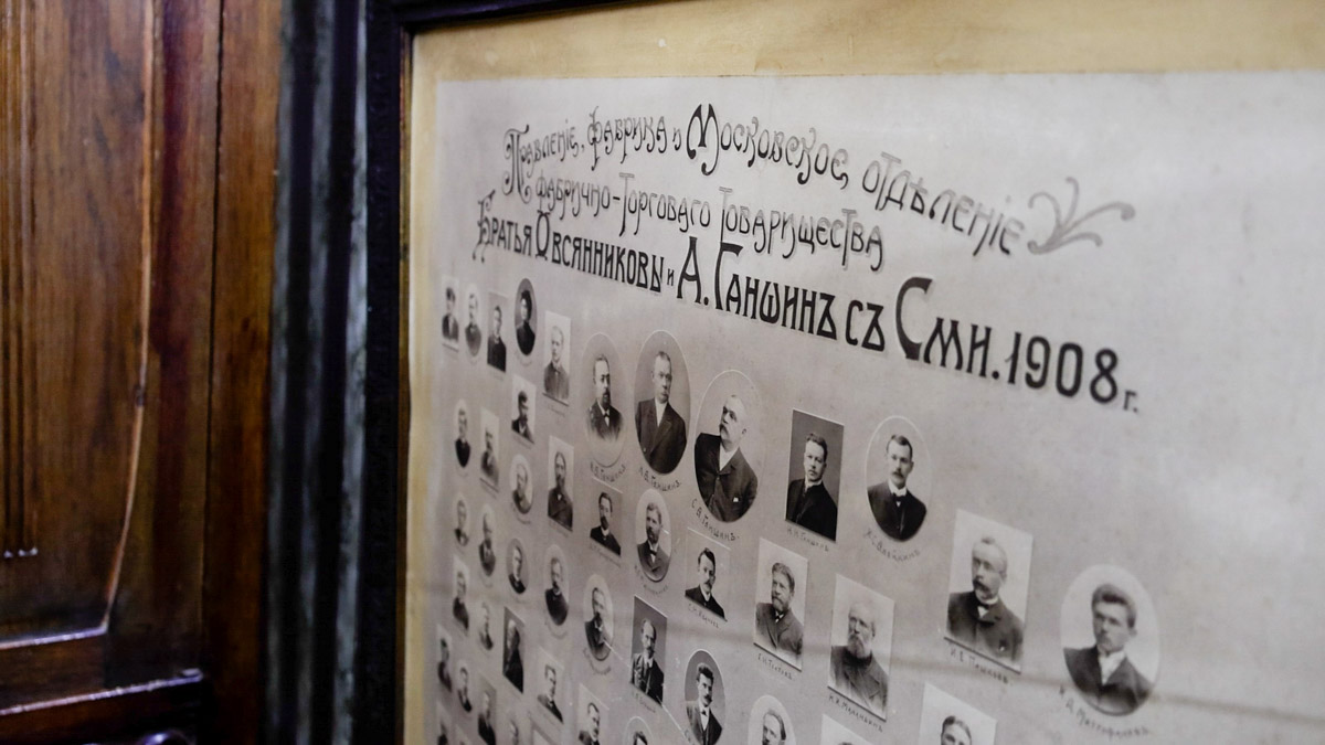 Что вы знаете о Юрьеве-Польском? Наверняка большинство вспомнит белокаменный Георгиевский собор, где туристы ищут рельеф со слоном. Другие — памятник князю Долгорукому около земляных валов. А что, если прогуляться по купеческим улочкам? В городе немало строений, возведенных на средства промышленников и фабрикантов. Сначала зайдем в музей, а затем поищем интересные здания в центре!