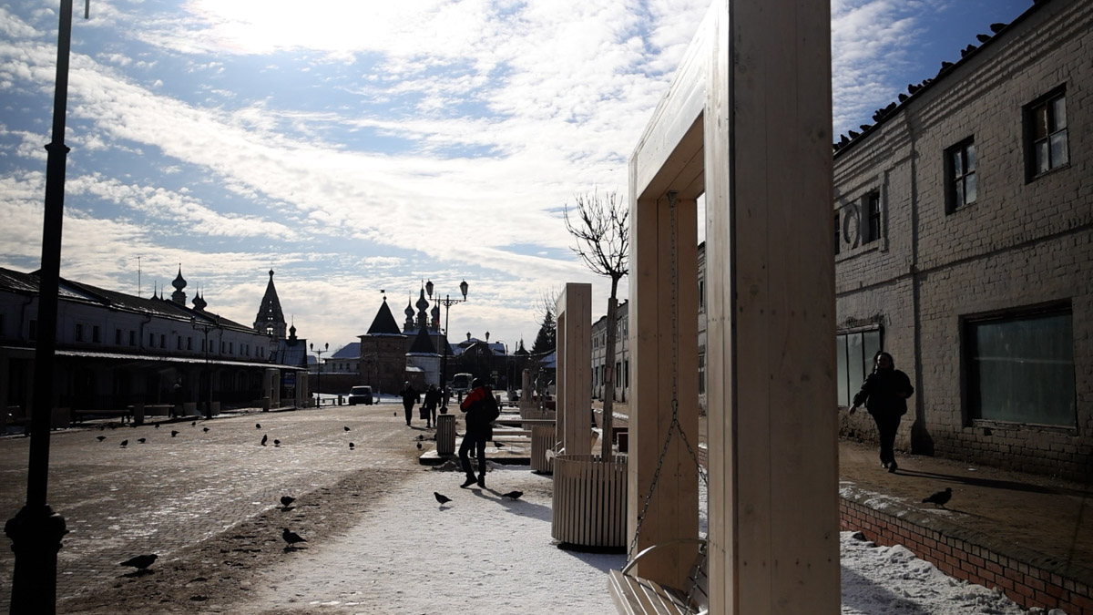 Что вы знаете о Юрьеве-Польском? Наверняка большинство вспомнит белокаменный Георгиевский собор, где туристы ищут рельеф со слоном. Другие — памятник князю Долгорукому около земляных валов. А что, если прогуляться по купеческим улочкам? В городе немало строений, возведенных на средства промышленников и фабрикантов. Сначала зайдем в музей, а затем поищем интересные здания в центре!