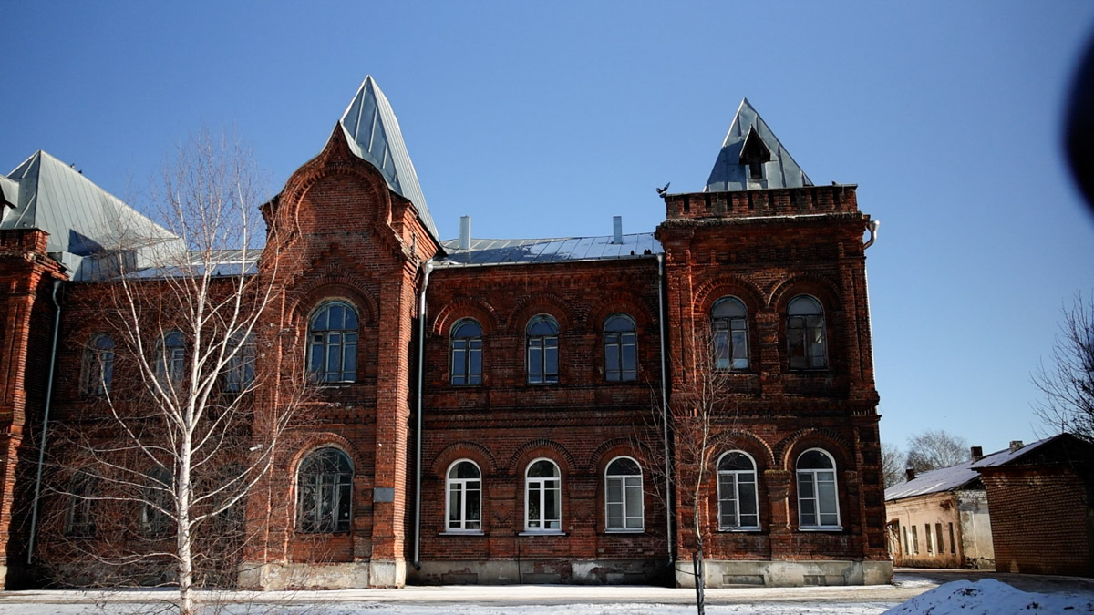 Что вы знаете о Юрьеве-Польском? Наверняка большинство вспомнит белокаменный Георгиевский собор, где туристы ищут рельеф со слоном. Другие — памятник князю Долгорукому около земляных валов. А что, если прогуляться по купеческим улочкам? В городе немало строений, возведенных на средства промышленников и фабрикантов. Сначала зайдем в музей, а затем поищем интересные здания в центре!