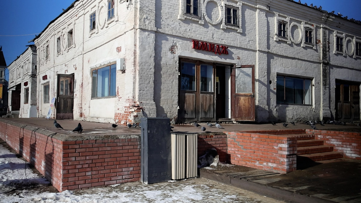 Что вы знаете о Юрьеве-Польском? Наверняка большинство вспомнит белокаменный Георгиевский собор, где туристы ищут рельеф со слоном. Другие — памятник князю Долгорукому около земляных валов. А что, если прогуляться по купеческим улочкам? В городе немало строений, возведенных на средства промышленников и фабрикантов. Сначала зайдем в музей, а затем поищем интересные здания в центре!