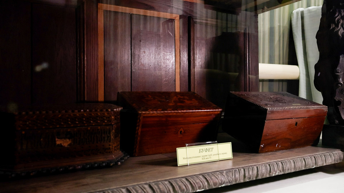 Что вы знаете о Юрьеве-Польском? Наверняка большинство вспомнит белокаменный Георгиевский собор, где туристы ищут рельеф со слоном. Другие — памятник князю Долгорукому около земляных валов. А что, если прогуляться по купеческим улочкам? В городе немало строений, возведенных на средства промышленников и фабрикантов. Сначала зайдем в музей, а затем поищем интересные здания в центре!