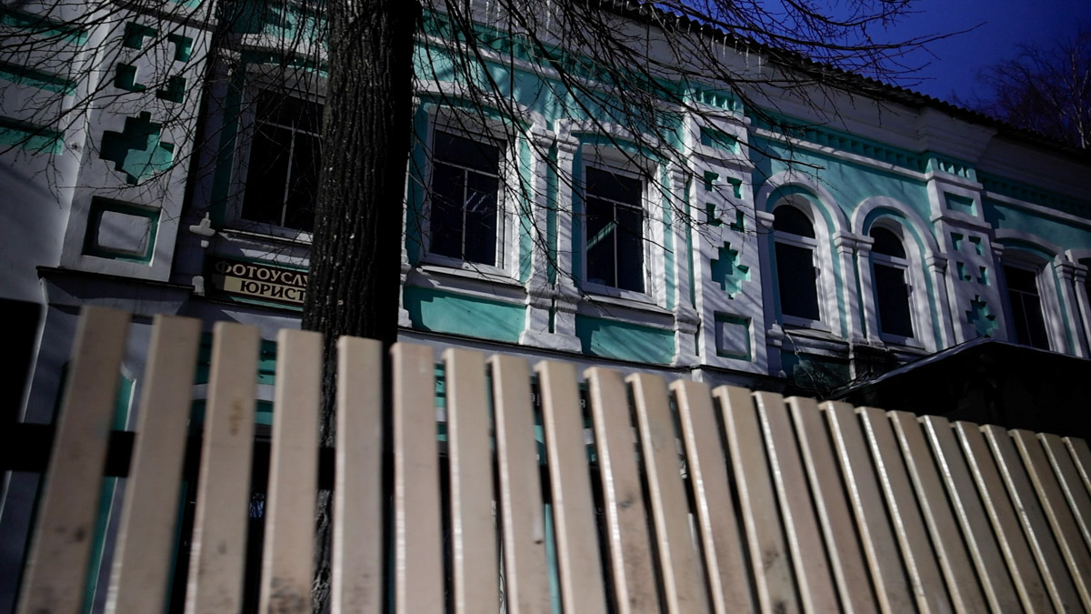 Что вы знаете о Юрьеве-Польском? Наверняка большинство вспомнит белокаменный Георгиевский собор, где туристы ищут рельеф со слоном. Другие — памятник князю Долгорукому около земляных валов. А что, если прогуляться по купеческим улочкам? В городе немало строений, возведенных на средства промышленников и фабрикантов. Сначала зайдем в музей, а затем поищем интересные здания в центре!