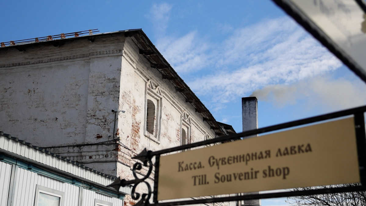 Что вы знаете о Юрьеве-Польском? Наверняка большинство вспомнит белокаменный Георгиевский собор, где туристы ищут рельеф со слоном. Другие — памятник князю Долгорукому около земляных валов. А что, если прогуляться по купеческим улочкам? В городе немало строений, возведенных на средства промышленников и фабрикантов. Сначала зайдем в музей, а затем поищем интересные здания в центре!