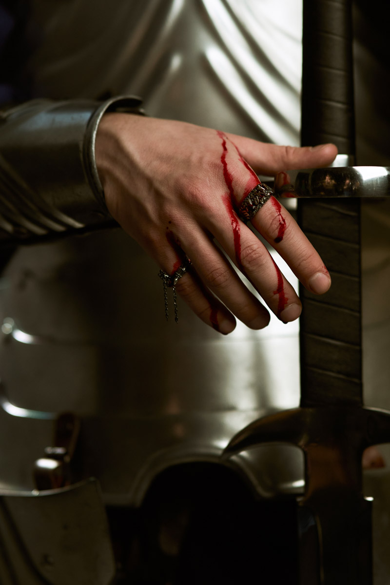 Мода настолько циклична, что даже эстетика Средневековья — новый тренд. Она же выступает лейтмотивом в проекте владимирского фотографа Алины Филатовой, отразившей две эпохи — время рыцарей и современность. А теперь, дамы, держитесь крепче: героем в сияющих доспехах и кожаной косухе стал харизматичный актер Артур Сопельник!