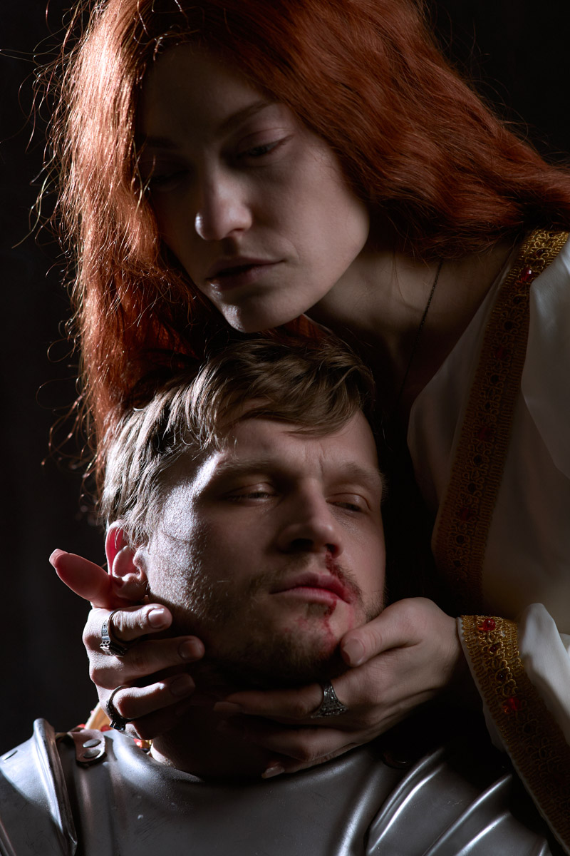 Мода настолько циклична, что даже эстетика Средневековья — новый тренд. Она же выступает лейтмотивом в проекте владимирского фотографа Алины Филатовой, отразившей две эпохи — время рыцарей и современность. А теперь, дамы, держитесь крепче: героем в сияющих доспехах и кожаной косухе стал харизматичный актер Артур Сопельник!