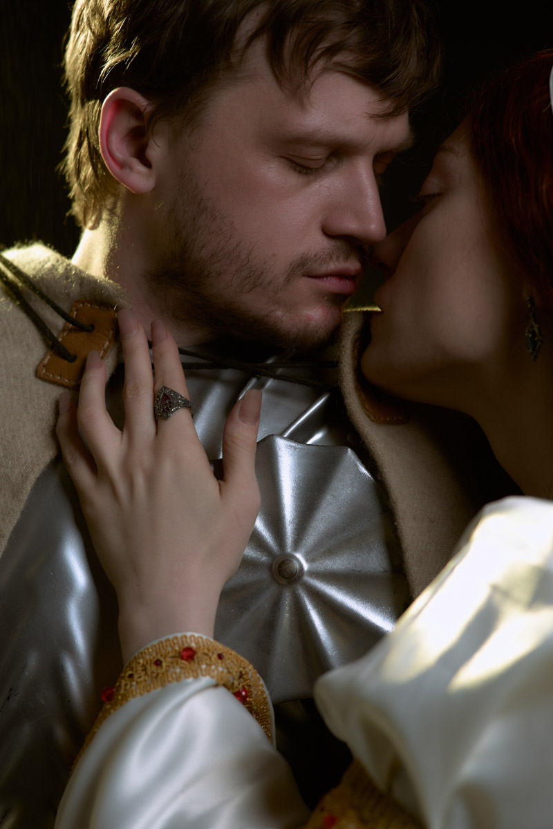 Мода настолько циклична, что даже эстетика Средневековья — новый тренд. Она же выступает лейтмотивом в проекте владимирского фотографа Алины Филатовой, отразившей две эпохи — время рыцарей и современность. А теперь, дамы, держитесь крепче: героем в сияющих доспехах и кожаной косухе стал харизматичный актер Артур Сопельник!