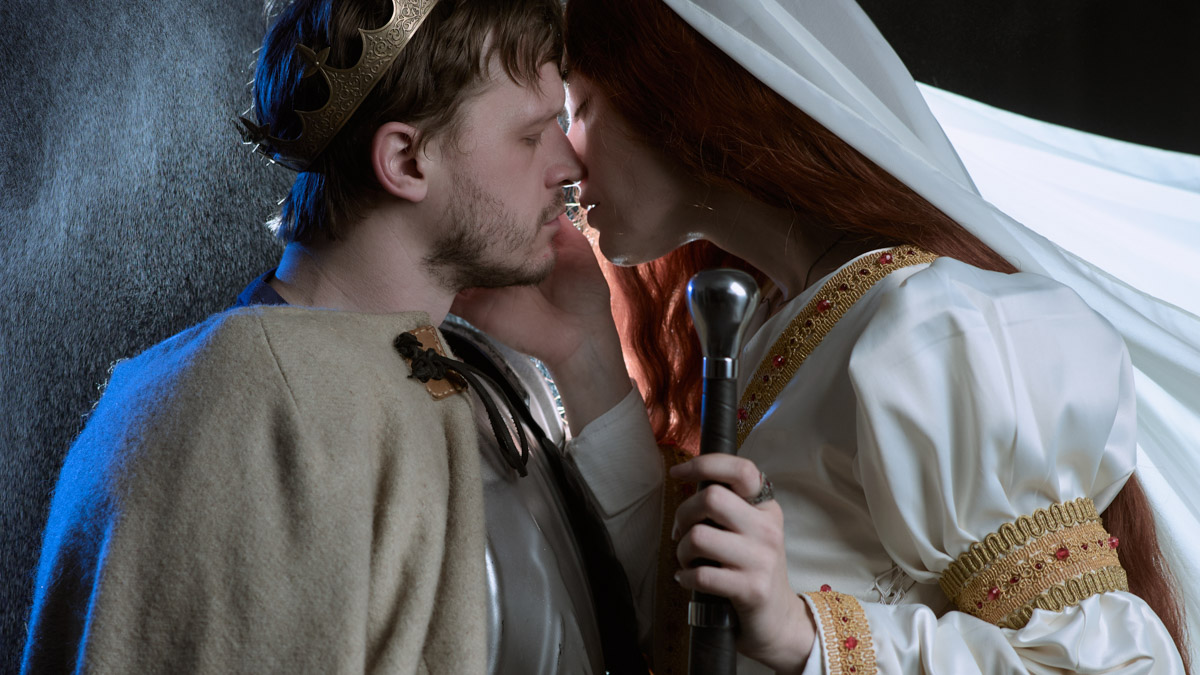 Мода настолько циклична, что даже эстетика Средневековья — новый тренд. Она же выступает лейтмотивом в проекте владимирского фотографа Алины Филатовой, отразившей две эпохи — время рыцарей и современность. А теперь, дамы, держитесь крепче: героем в сияющих доспехах и кожаной косухе стал харизматичный актер Артур Сопельник!