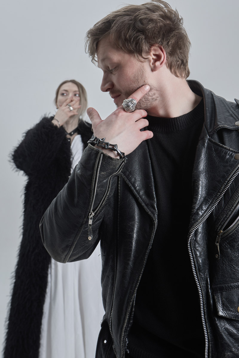 Мода настолько циклична, что даже эстетика Средневековья — новый тренд. Она же выступает лейтмотивом в проекте владимирского фотографа Алины Филатовой, отразившей две эпохи — время рыцарей и современность. А теперь, дамы, держитесь крепче: героем в сияющих доспехах и кожаной косухе стал харизматичный актер Артур Сопельник!