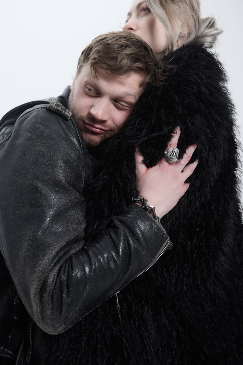 Мода настолько циклична, что даже эстетика Средневековья — новый тренд. Она же выступает лейтмотивом в проекте владимирского фотографа Алины Филатовой, отразившей две эпохи — время рыцарей и современность. А теперь, дамы, держитесь крепче: героем в сияющих доспехах и кожаной косухе стал харизматичный актер Артур Сопельник!