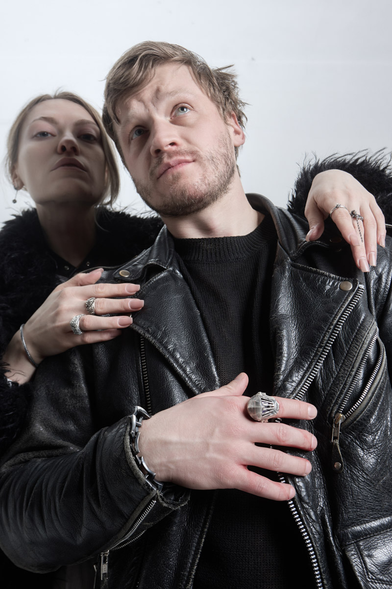 Мода настолько циклична, что даже эстетика Средневековья — новый тренд. Она же выступает лейтмотивом в проекте владимирского фотографа Алины Филатовой, отразившей две эпохи — время рыцарей и современность. А теперь, дамы, держитесь крепче: героем в сияющих доспехах и кожаной косухе стал харизматичный актер Артур Сопельник!