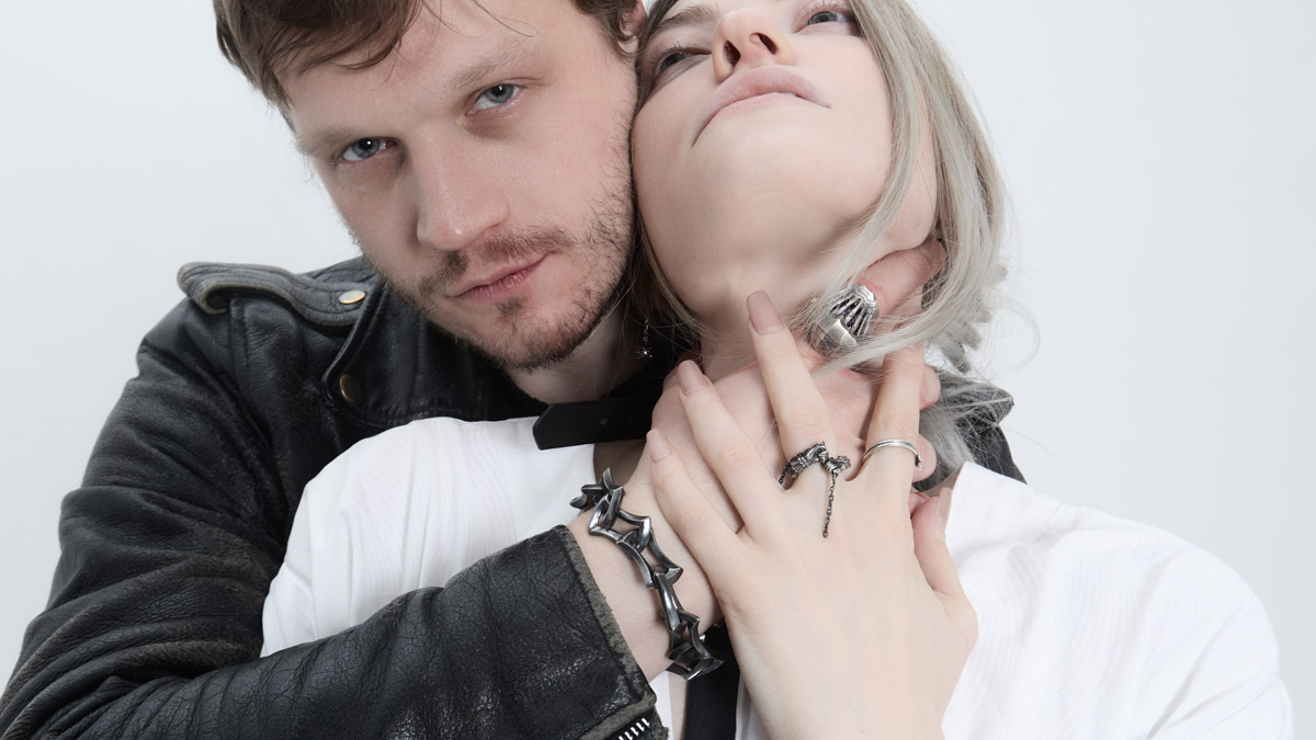 Мода настолько циклична, что даже эстетика Средневековья — новый тренд. Она же выступает лейтмотивом в проекте владимирского фотографа Алины Филатовой, отразившей две эпохи — время рыцарей и современность. А теперь, дамы, держитесь крепче: героем в сияющих доспехах и кожаной косухе стал харизматичный актер Артур Сопельник!