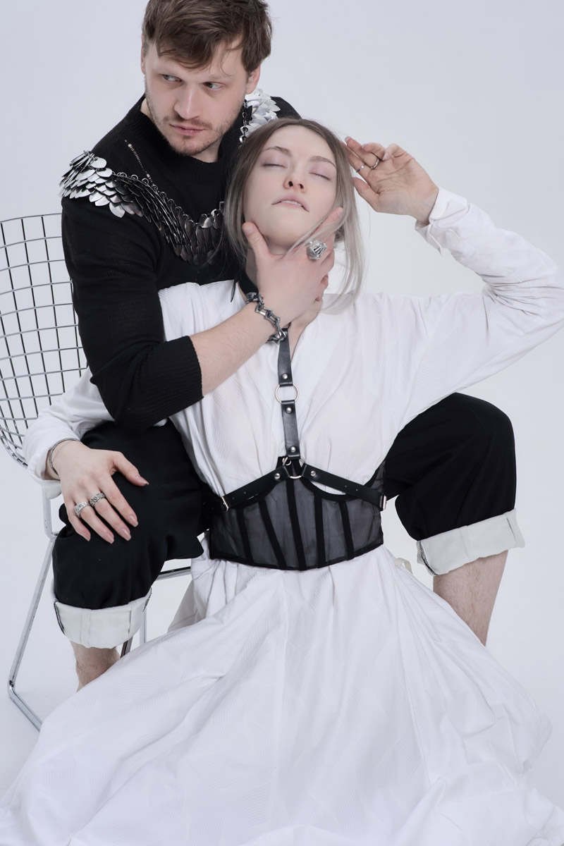 Мода настолько циклична, что даже эстетика Средневековья — новый тренд. Она же выступает лейтмотивом в проекте владимирского фотографа Алины Филатовой, отразившей две эпохи — время рыцарей и современность. А теперь, дамы, держитесь крепче: героем в сияющих доспехах и кожаной косухе стал харизматичный актер Артур Сопельник!