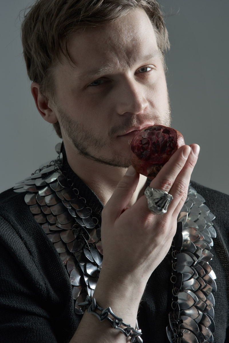 Мода настолько циклична, что даже эстетика Средневековья — новый тренд. Она же выступает лейтмотивом в проекте владимирского фотографа Алины Филатовой, отразившей две эпохи — время рыцарей и современность. А теперь, дамы, держитесь крепче: героем в сияющих доспехах и кожаной косухе стал харизматичный актер Артур Сопельник!