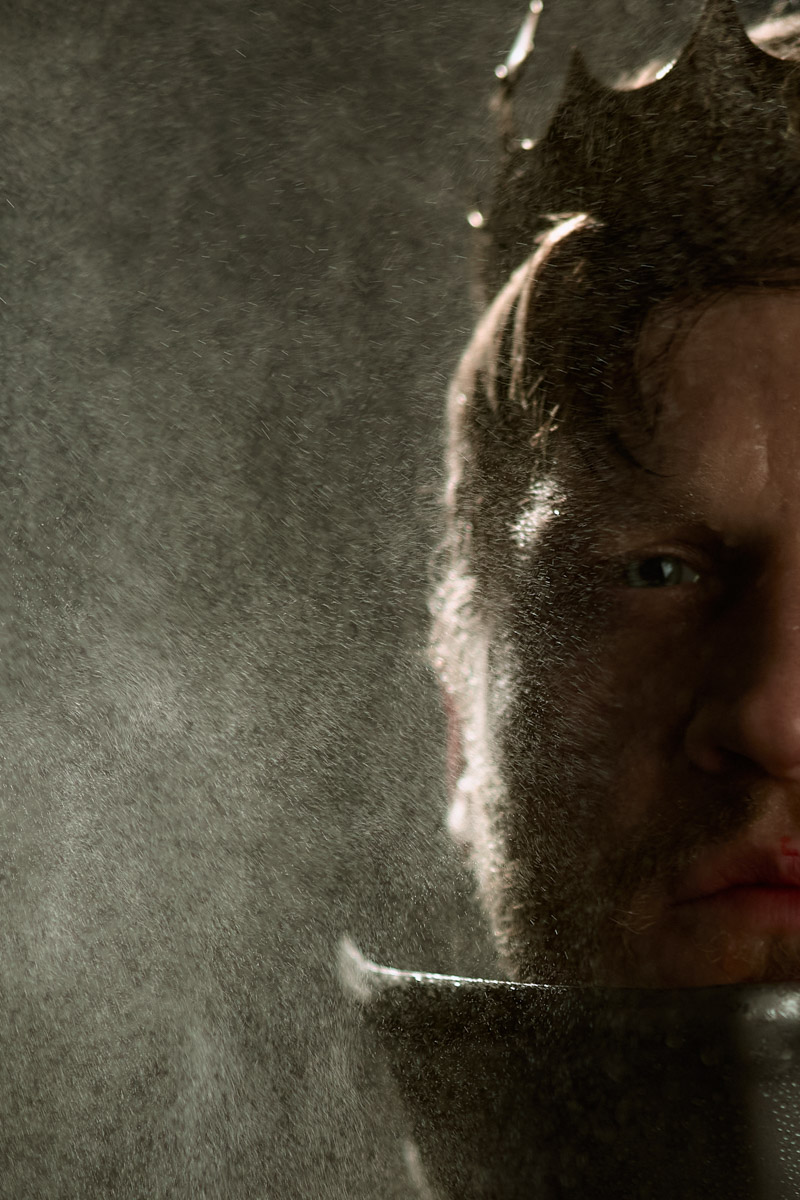 Мода настолько циклична, что даже эстетика Средневековья — новый тренд. Она же выступает лейтмотивом в проекте владимирского фотографа Алины Филатовой, отразившей две эпохи — время рыцарей и современность. А теперь, дамы, держитесь крепче: героем в сияющих доспехах и кожаной косухе стал харизматичный актер Артур Сопельник!