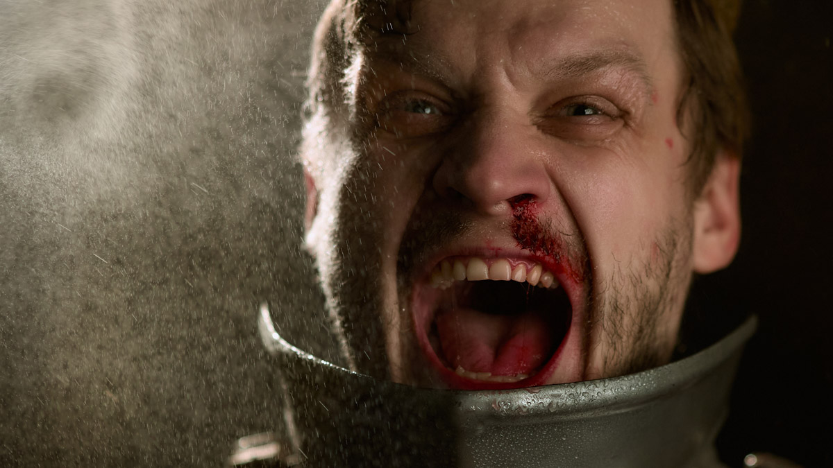 Мода настолько циклична, что даже эстетика Средневековья — новый тренд. Она же выступает лейтмотивом в проекте владимирского фотографа Алины Филатовой, отразившей две эпохи — время рыцарей и современность. А теперь, дамы, держитесь крепче: героем в сияющих доспехах и кожаной косухе стал харизматичный актер Артур Сопельник!