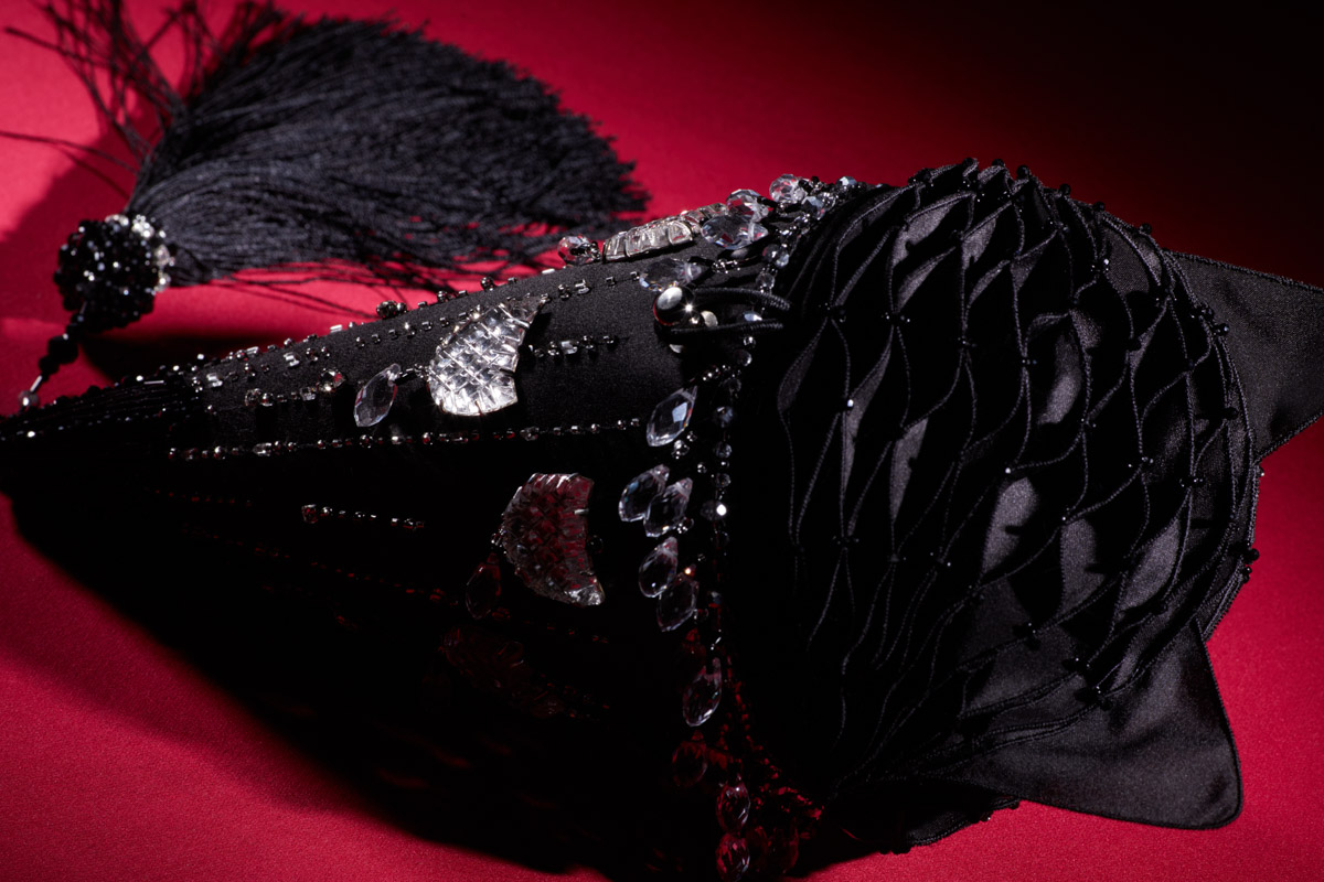 Модный дом Ulyana Sergeenko представил первую за два года кутюрную коллекцию. Никакого оверсайза, только женственные, чувственные силуэты, манящие вырезы, дорогие ткани, безупречные детали. И, конечно, дань традиционным русским техникам и художественным промыслам. Милые котики, кокетливые бантики и маленькие пуговки из гусевского хрусталя — рассматриваем детали!