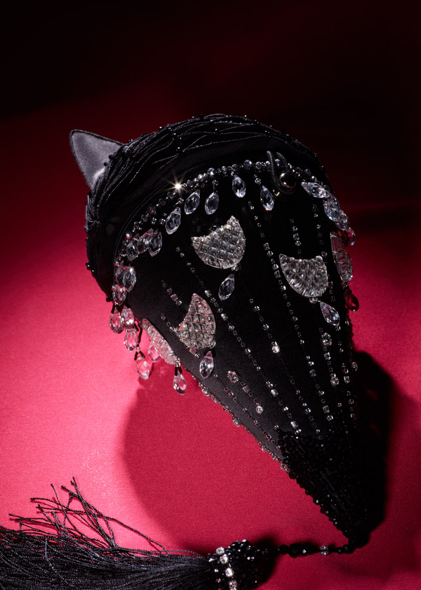 Модный дом Ulyana Sergeenko представил первую за два года кутюрную коллекцию. Никакого оверсайза, только женственные, чувственные силуэты, манящие вырезы, дорогие ткани, безупречные детали. И, конечно, дань традиционным русским техникам и художественным промыслам. Милые котики, кокетливые бантики и маленькие пуговки из гусевского хрусталя — рассматриваем детали!