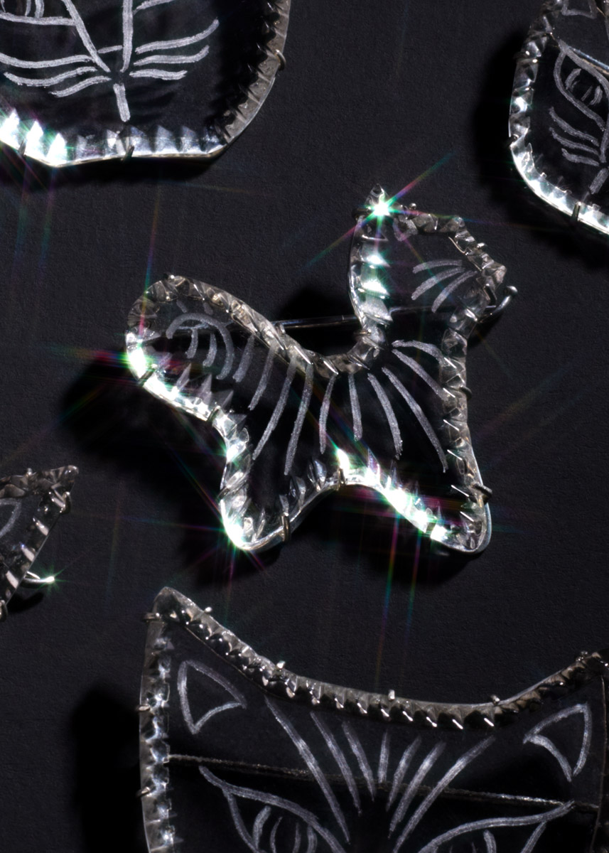 Модный дом Ulyana Sergeenko представил первую за два года кутюрную коллекцию. Никакого оверсайза, только женственные, чувственные силуэты, манящие вырезы, дорогие ткани, безупречные детали. И, конечно, дань традиционным русским техникам и художественным промыслам. Милые котики, кокетливые бантики и маленькие пуговки из гусевского хрусталя — рассматриваем детали!