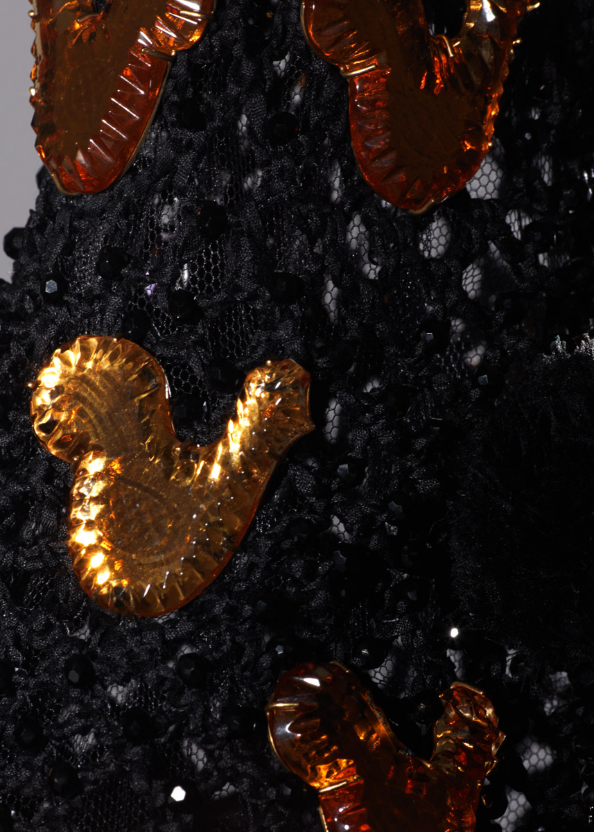 Модный дом Ulyana Sergeenko представил первую за два года кутюрную коллекцию. Никакого оверсайза, только женственные, чувственные силуэты, манящие вырезы, дорогие ткани, безупречные детали. И, конечно, дань традиционным русским техникам и художественным промыслам. Милые котики, кокетливые бантики и маленькие пуговки из гусевского хрусталя — рассматриваем детали!