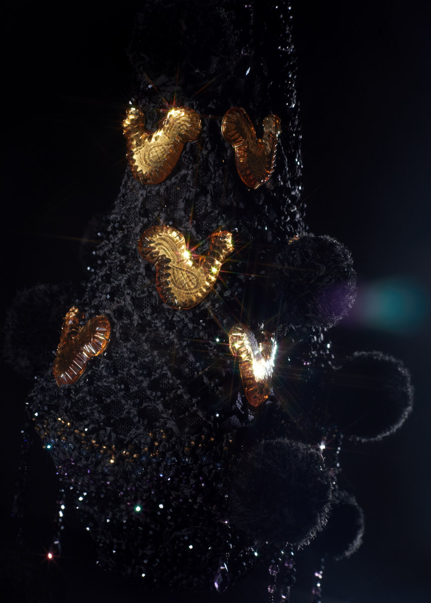 Модный дом Ulyana Sergeenko представил первую за два года кутюрную коллекцию. Никакого оверсайза, только женственные, чувственные силуэты, манящие вырезы, дорогие ткани, безупречные детали. И, конечно, дань традиционным русским техникам и художественным промыслам. Милые котики, кокетливые бантики и маленькие пуговки из гусевского хрусталя — рассматриваем детали!