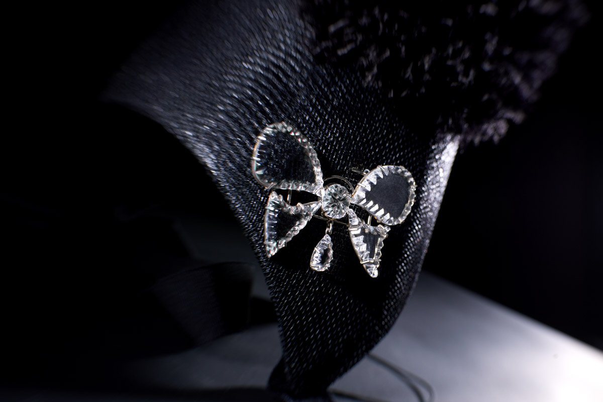 Модный дом Ulyana Sergeenko представил первую за два года кутюрную коллекцию. Никакого оверсайза, только женственные, чувственные силуэты, манящие вырезы, дорогие ткани, безупречные детали. И, конечно, дань традиционным русским техникам и художественным промыслам. Милые котики, кокетливые бантики и маленькие пуговки из гусевского хрусталя — рассматриваем детали!