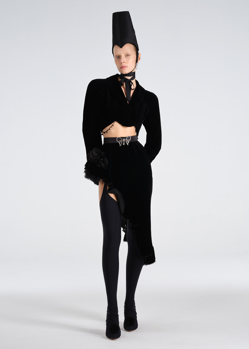 Модный дом Ulyana Sergeenko представил первую за два года кутюрную коллекцию. Никакого оверсайза, только женственные, чувственные силуэты, манящие вырезы, дорогие ткани, безупречные детали. И, конечно, дань традиционным русским техникам и художественным промыслам. Милые котики, кокетливые бантики и маленькие пуговки из гусевского хрусталя — рассматриваем детали!