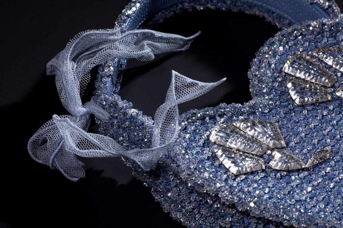 Модный дом Ulyana Sergeenko представил первую за два года кутюрную коллекцию. Никакого оверсайза, только женственные, чувственные силуэты, манящие вырезы, дорогие ткани, безупречные детали. И, конечно, дань традиционным русским техникам и художественным промыслам. Милые котики, кокетливые бантики и маленькие пуговки из гусевского хрусталя — рассматриваем детали!