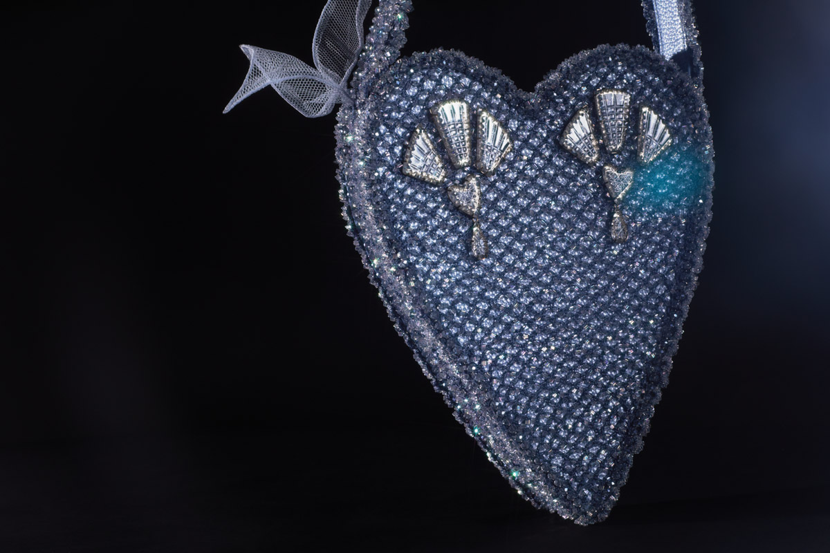 Модный дом Ulyana Sergeenko представил первую за два года кутюрную коллекцию. Никакого оверсайза, только женственные, чувственные силуэты, манящие вырезы, дорогие ткани, безупречные детали. И, конечно, дань традиционным русским техникам и художественным промыслам. Милые котики, кокетливые бантики и маленькие пуговки из гусевского хрусталя — рассматриваем детали!