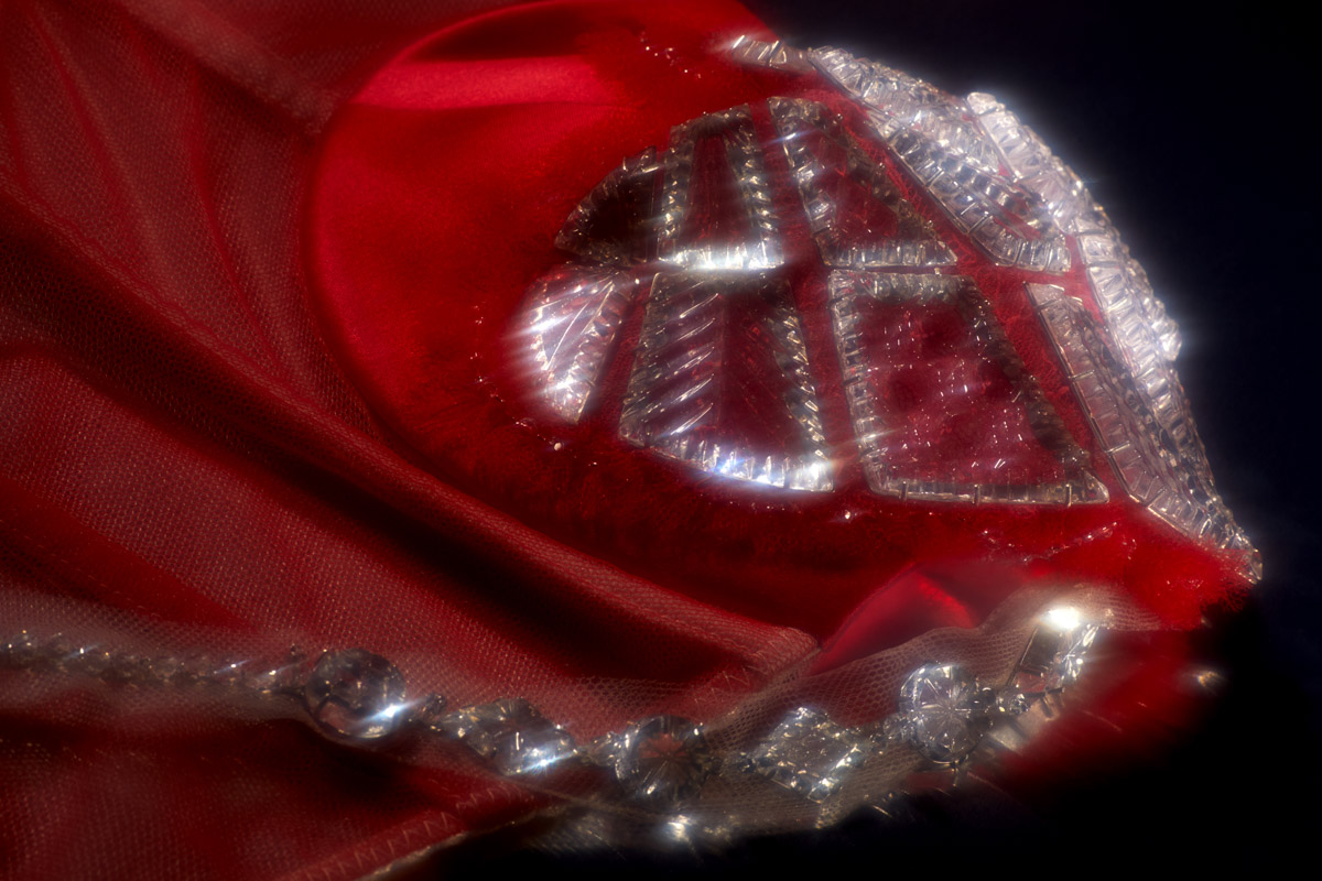 Модный дом Ulyana Sergeenko представил первую за два года кутюрную коллекцию. Никакого оверсайза, только женственные, чувственные силуэты, манящие вырезы, дорогие ткани, безупречные детали. И, конечно, дань традиционным русским техникам и художественным промыслам. Милые котики, кокетливые бантики и маленькие пуговки из гусевского хрусталя — рассматриваем детали!