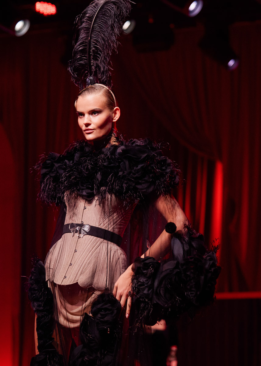 Модный дом Ulyana Sergeenko представил первую за два года кутюрную коллекцию. Никакого оверсайза, только женственные, чувственные силуэты, манящие вырезы, дорогие ткани, безупречные детали. И, конечно, дань традиционным русским техникам и художественным промыслам. Милые котики, кокетливые бантики и маленькие пуговки из гусевского хрусталя — рассматриваем детали!