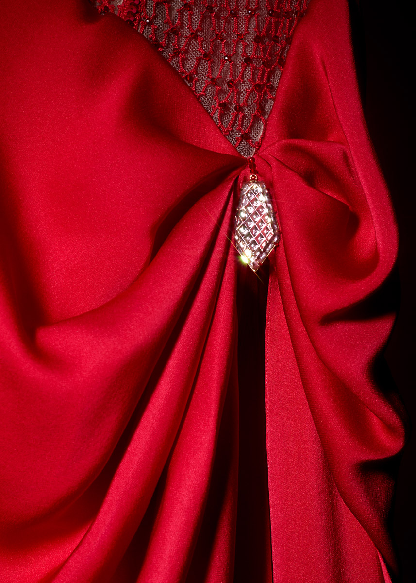 Модный дом Ulyana Sergeenko представил первую за два года кутюрную коллекцию. Никакого оверсайза, только женственные, чувственные силуэты, манящие вырезы, дорогие ткани, безупречные детали. И, конечно, дань традиционным русским техникам и художественным промыслам. Милые котики, кокетливые бантики и маленькие пуговки из гусевского хрусталя — рассматриваем детали!