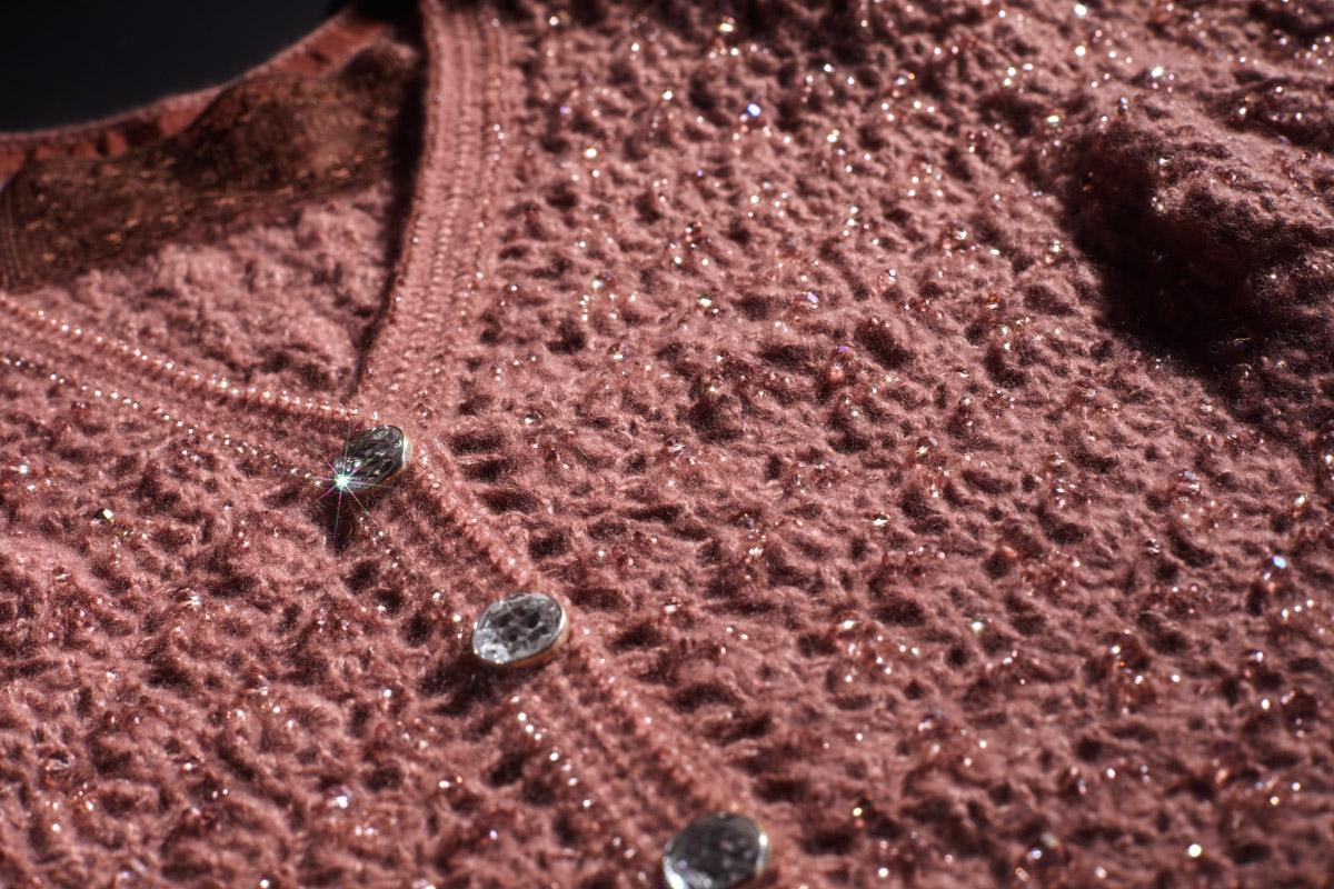 Модный дом Ulyana Sergeenko представил первую за два года кутюрную коллекцию. Никакого оверсайза, только женственные, чувственные силуэты, манящие вырезы, дорогие ткани, безупречные детали. И, конечно, дань традиционным русским техникам и художественным промыслам. Милые котики, кокетливые бантики и маленькие пуговки из гусевского хрусталя — рассматриваем детали!