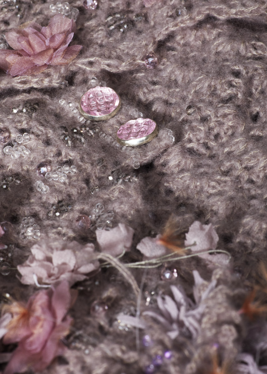 Модный дом Ulyana Sergeenko представил первую за два года кутюрную коллекцию. Никакого оверсайза, только женственные, чувственные силуэты, манящие вырезы, дорогие ткани, безупречные детали. И, конечно, дань традиционным русским техникам и художественным промыслам. Милые котики, кокетливые бантики и маленькие пуговки из гусевского хрусталя — рассматриваем детали!