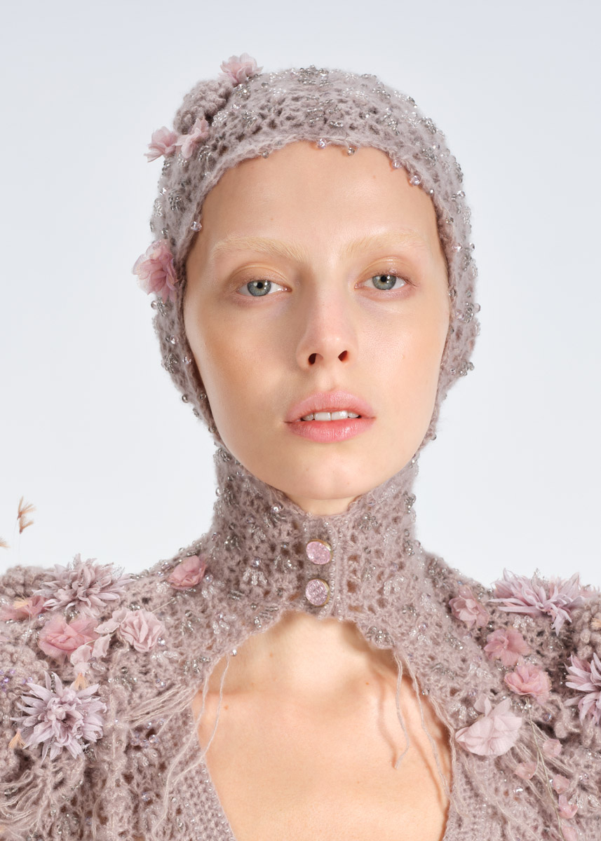 Модный дом Ulyana Sergeenko представил первую за два года кутюрную коллекцию. Никакого оверсайза, только женственные, чувственные силуэты, манящие вырезы, дорогие ткани, безупречные детали. И, конечно, дань традиционным русским техникам и художественным промыслам. Милые котики, кокетливые бантики и маленькие пуговки из гусевского хрусталя — рассматриваем детали!