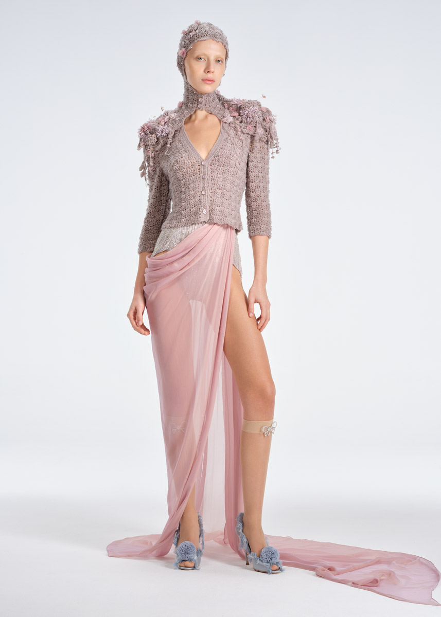 Модный дом Ulyana Sergeenko представил первую за два года кутюрную коллекцию. Никакого оверсайза, только женственные, чувственные силуэты, манящие вырезы, дорогие ткани, безупречные детали. И, конечно, дань традиционным русским техникам и художественным промыслам. Милые котики, кокетливые бантики и маленькие пуговки из гусевского хрусталя — рассматриваем детали!