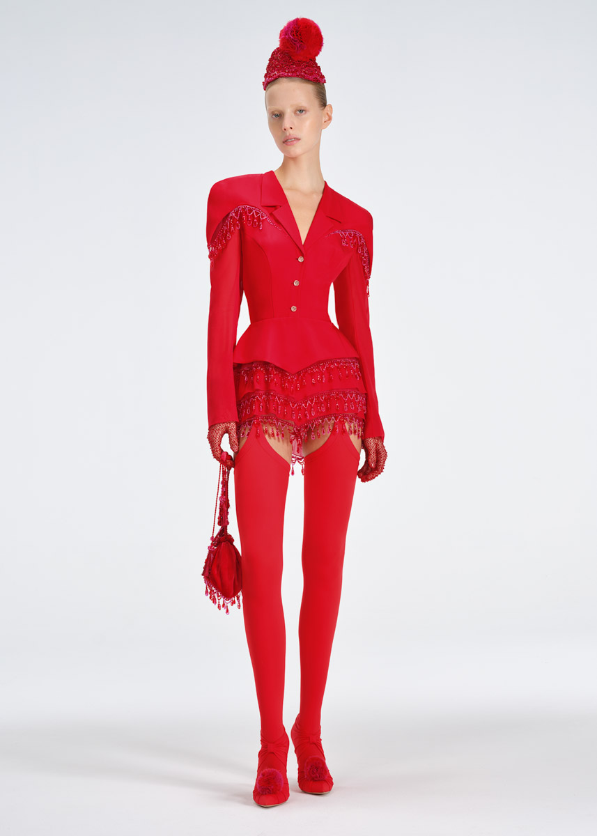 Модный дом Ulyana Sergeenko представил первую за два года кутюрную коллекцию. Никакого оверсайза, только женственные, чувственные силуэты, манящие вырезы, дорогие ткани, безупречные детали. И, конечно, дань традиционным русским техникам и художественным промыслам. Милые котики, кокетливые бантики и маленькие пуговки из гусевского хрусталя — рассматриваем детали!