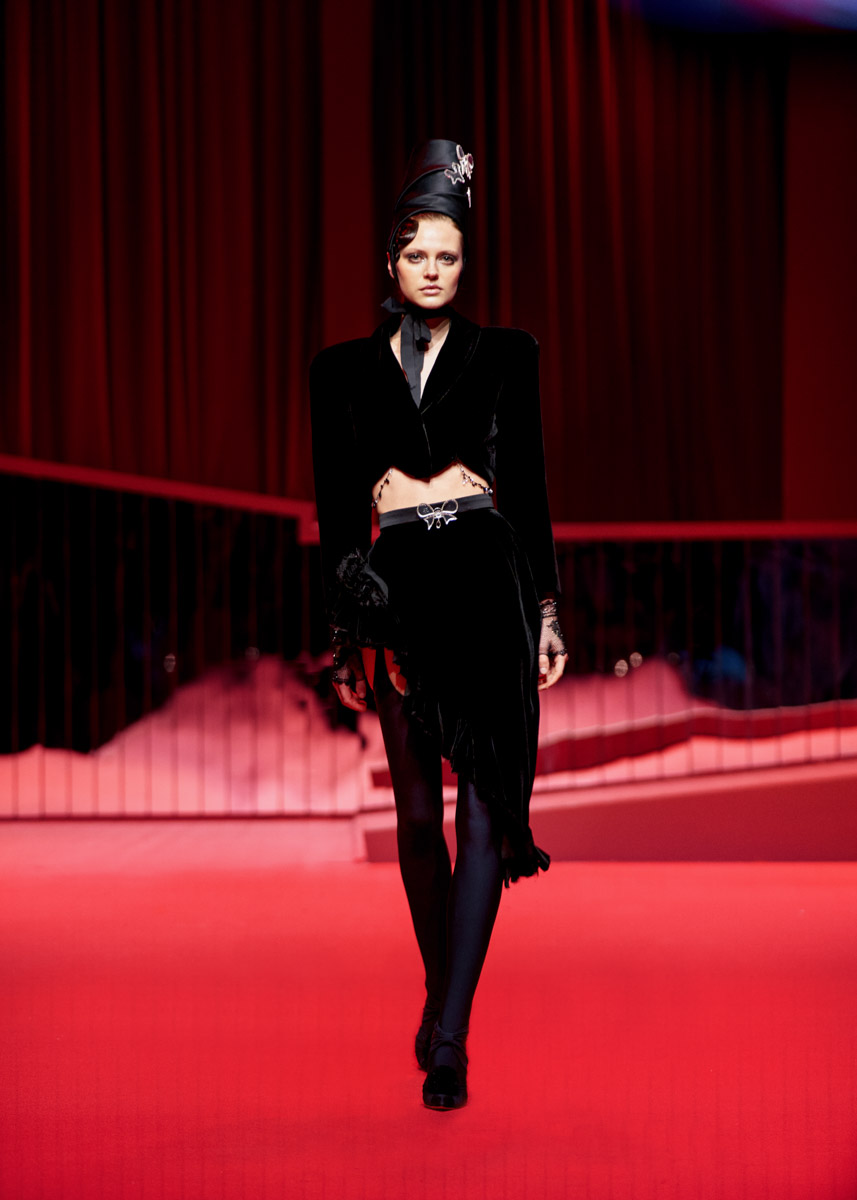 Модный дом Ulyana Sergeenko представил первую за два года кутюрную коллекцию. Никакого оверсайза, только женственные, чувственные силуэты, манящие вырезы, дорогие ткани, безупречные детали. И, конечно, дань традиционным русским техникам и художественным промыслам. Милые котики, кокетливые бантики и маленькие пуговки из гусевского хрусталя — рассматриваем детали!