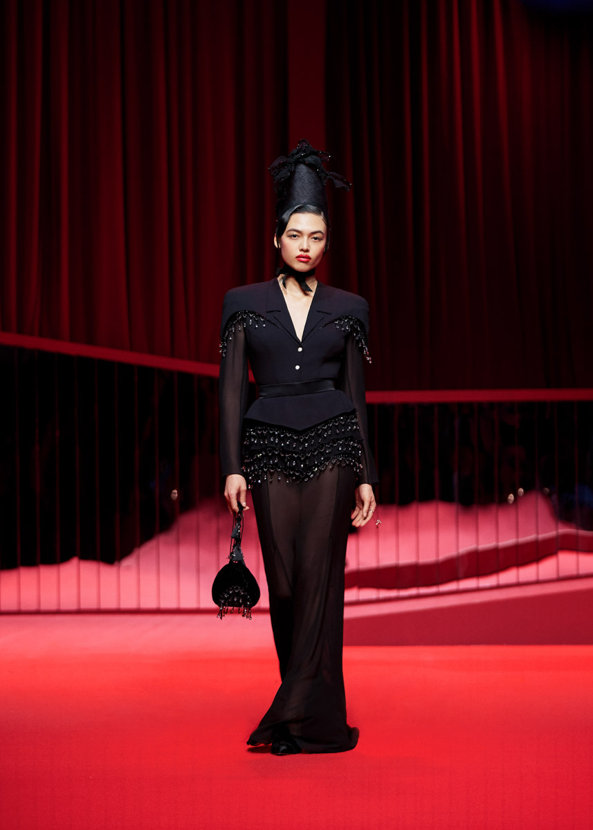 Модный дом Ulyana Sergeenko представил первую за два года кутюрную коллекцию. Никакого оверсайза, только женственные, чувственные силуэты, манящие вырезы, дорогие ткани, безупречные детали. И, конечно, дань традиционным русским техникам и художественным промыслам. Милые котики, кокетливые бантики и маленькие пуговки из гусевского хрусталя — рассматриваем детали!