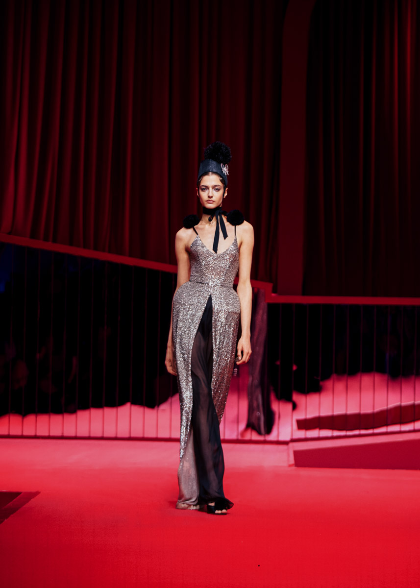 Модный дом Ulyana Sergeenko представил первую за два года кутюрную коллекцию. Никакого оверсайза, только женственные, чувственные силуэты, манящие вырезы, дорогие ткани, безупречные детали. И, конечно, дань традиционным русским техникам и художественным промыслам. Милые котики, кокетливые бантики и маленькие пуговки из гусевского хрусталя — рассматриваем детали!