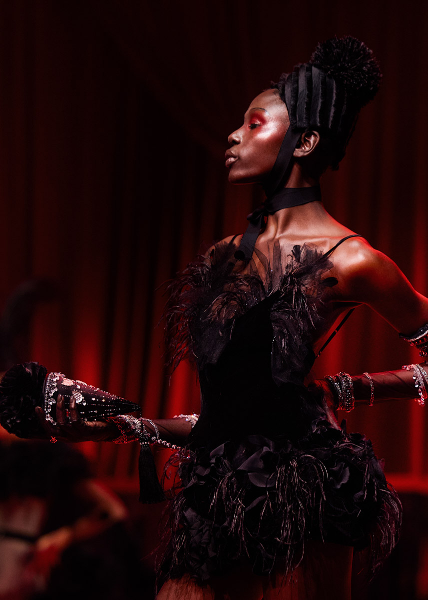 Модный дом Ulyana Sergeenko представил первую за два года кутюрную коллекцию. Никакого оверсайза, только женственные, чувственные силуэты, манящие вырезы, дорогие ткани, безупречные детали. И, конечно, дань традиционным русским техникам и художественным промыслам. Милые котики, кокетливые бантики и маленькие пуговки из гусевского хрусталя — рассматриваем детали!