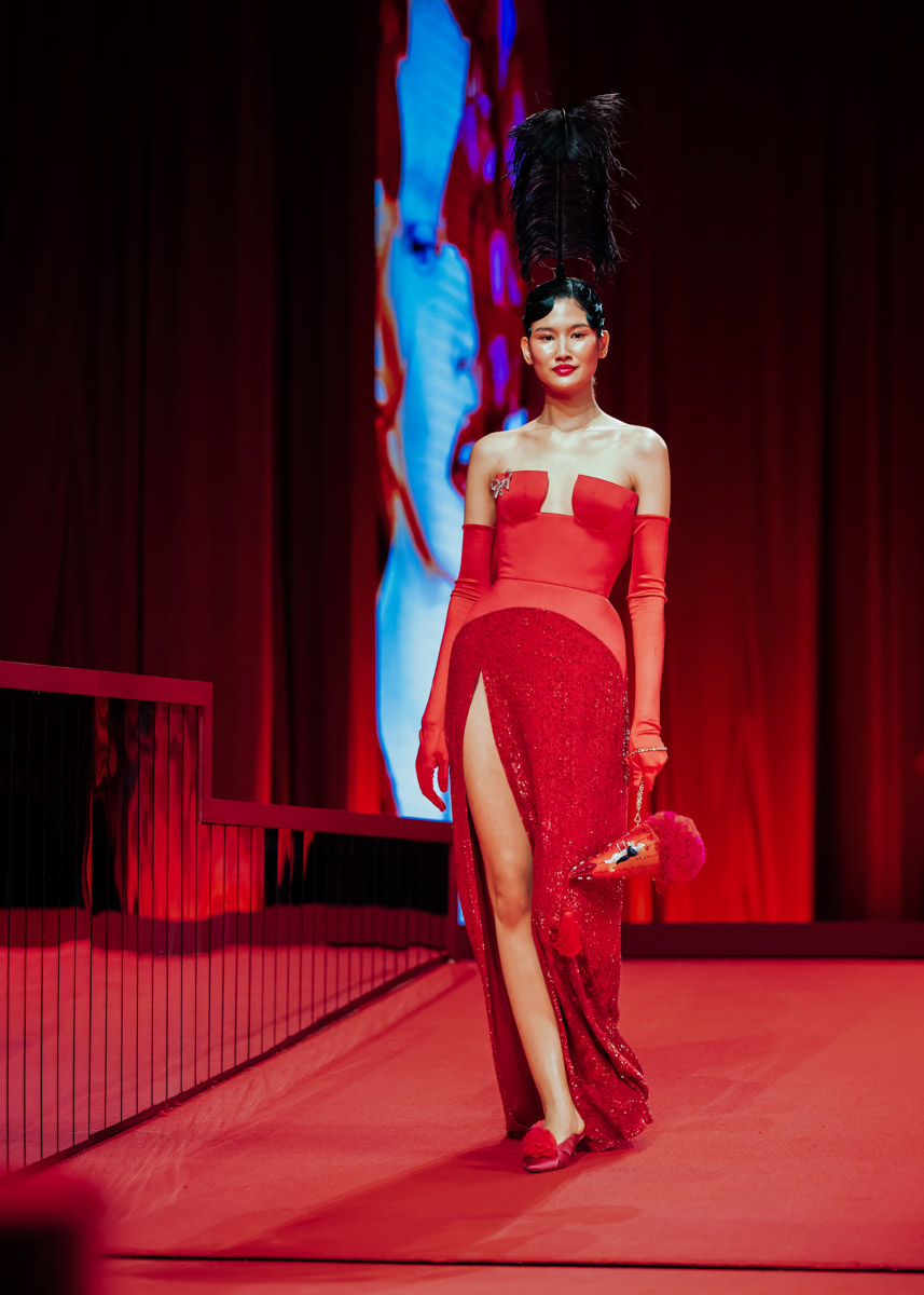 Модный дом Ulyana Sergeenko представил первую за два года кутюрную коллекцию. Никакого оверсайза, только женственные, чувственные силуэты, манящие вырезы, дорогие ткани, безупречные детали. И, конечно, дань традиционным русским техникам и художественным промыслам. Милые котики, кокетливые бантики и маленькие пуговки из гусевского хрусталя — рассматриваем детали!