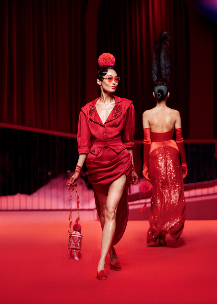 Модный дом Ulyana Sergeenko представил первую за два года кутюрную коллекцию. Никакого оверсайза, только женственные, чувственные силуэты, манящие вырезы, дорогие ткани, безупречные детали. И, конечно, дань традиционным русским техникам и художественным промыслам. Милые котики, кокетливые бантики и маленькие пуговки из гусевского хрусталя — рассматриваем детали!