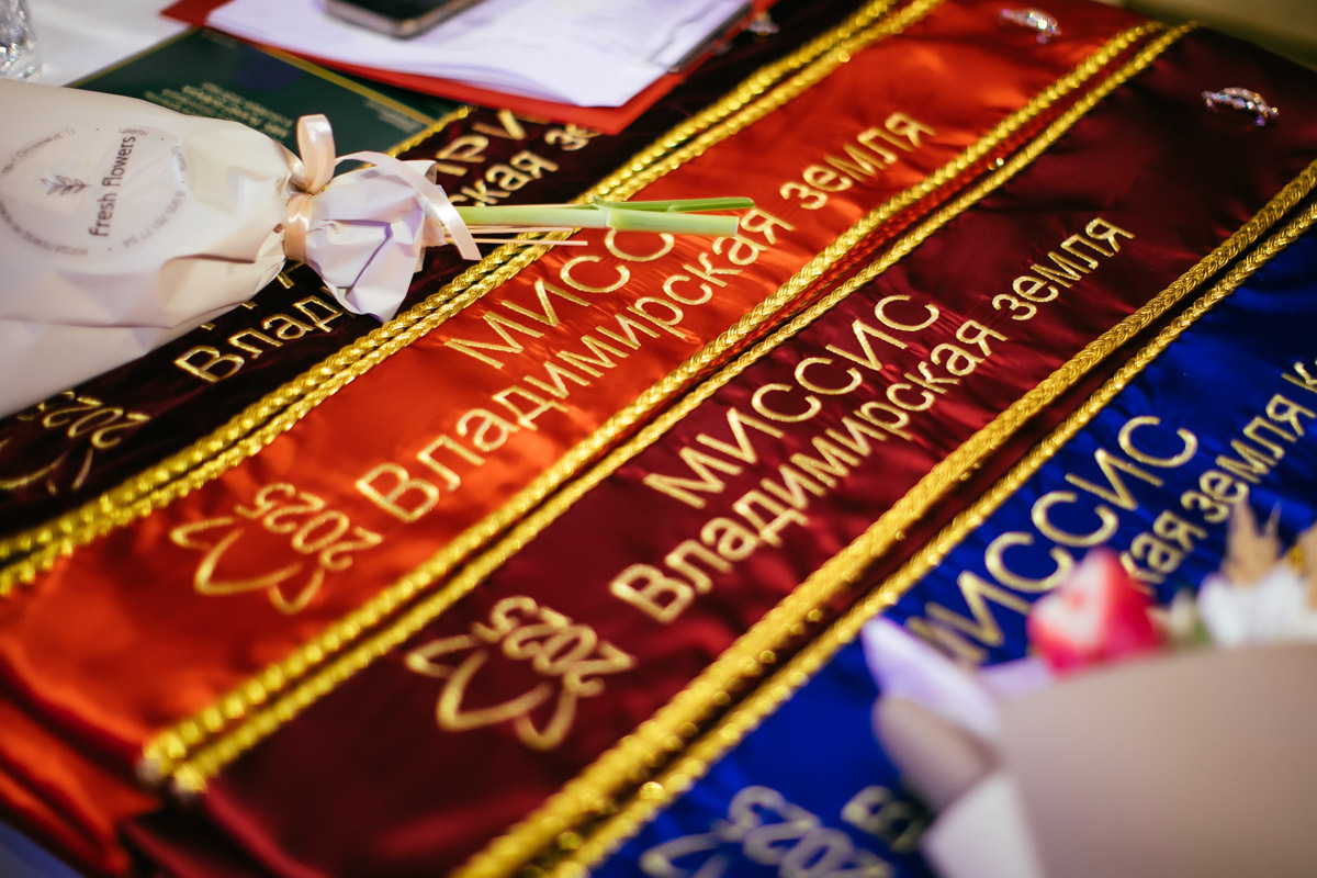 Конкурс «Мисс и   Миссис Владимирская земля   — 2025» в   очередной раз доказал: почувствовать себя королевой может каждая! В   минувшую субботу, 1   марта, красавицам из   33-го региона вручали шикарные короны, титулы и   подарки. Кто их   получил и   как прошел грандиозный финал   — в   материале «Ключ-Медиа».